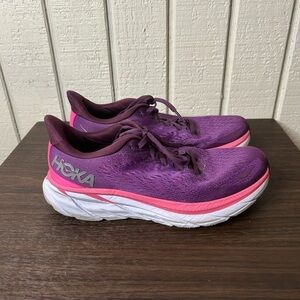 Hoka Clifton 8 sneakers, size 7.